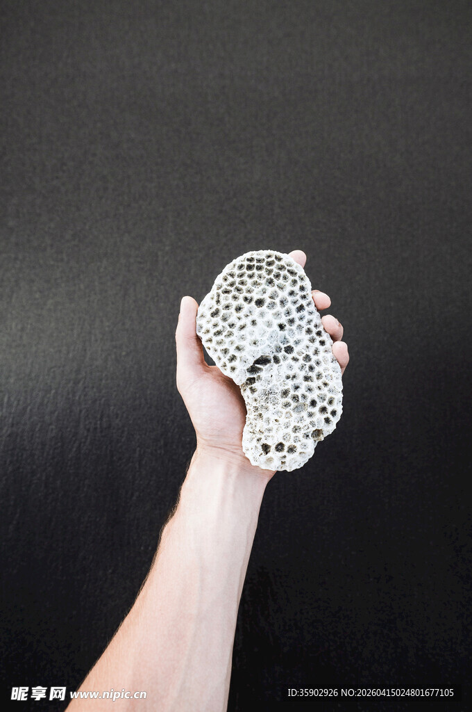 手持独特花纹白色物件