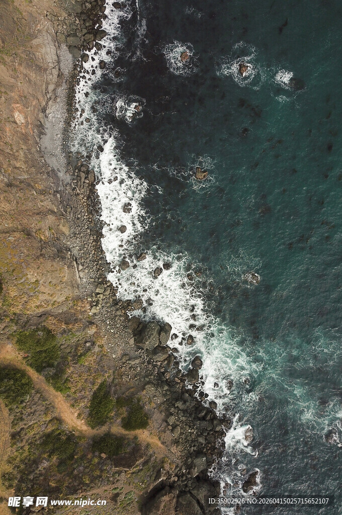 俯瞰海岸边的壮阔海景