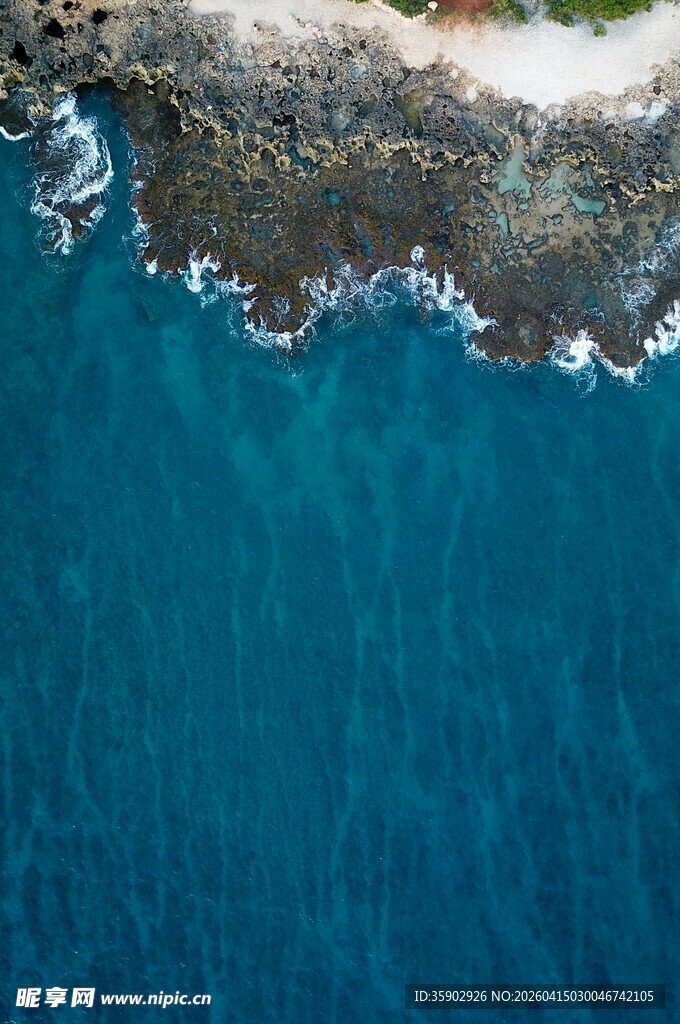 俯瞰蔚蓝大海与白色浪花