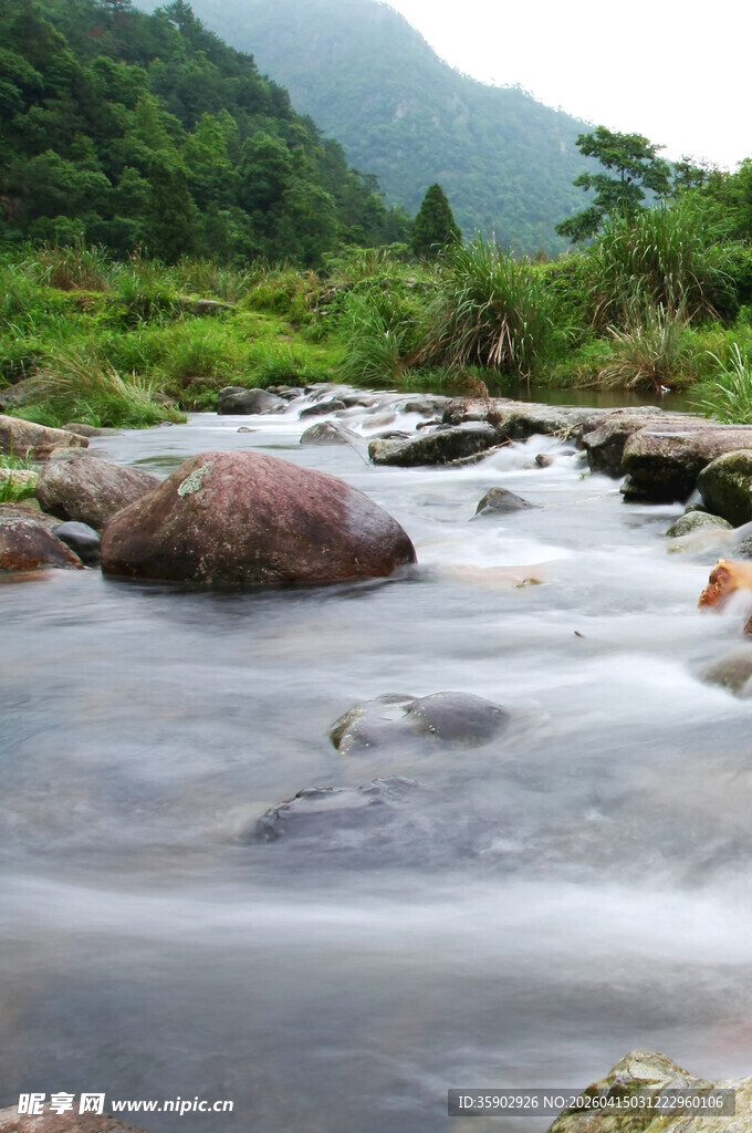 山间溪流潺潺石卧其中