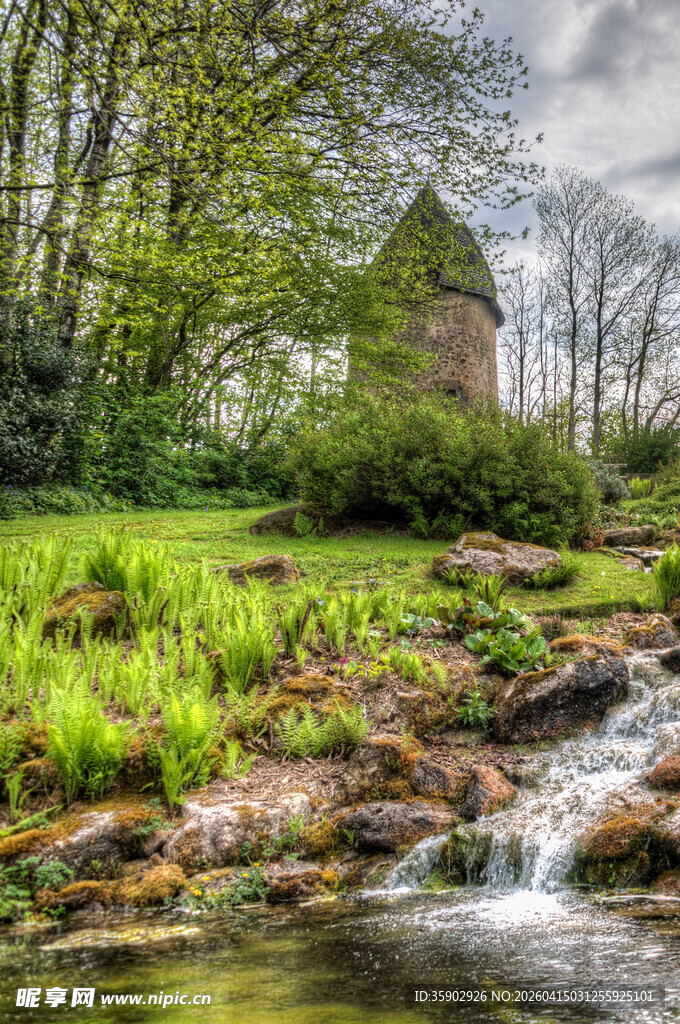 溪边古亭自然静谧美景