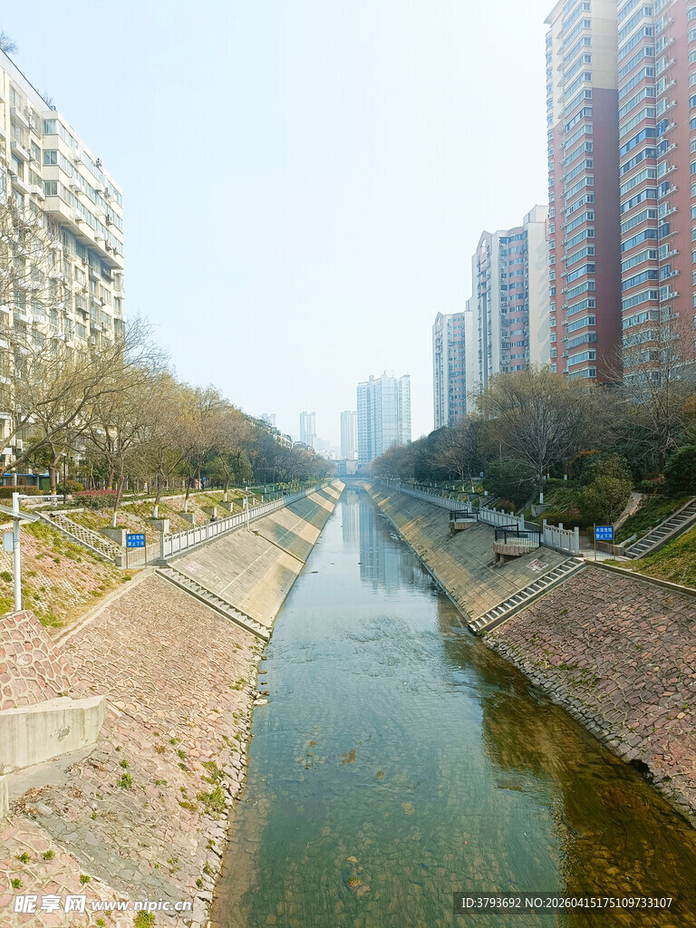 城市河道旁的高楼景观
