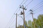 户外电线杆与交错电线