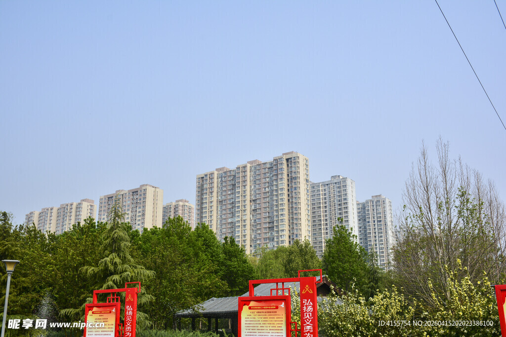 城市高楼与周边绿植景观