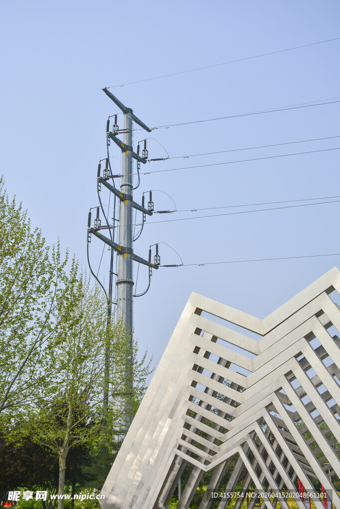 户外输电塔与几何建筑景观
