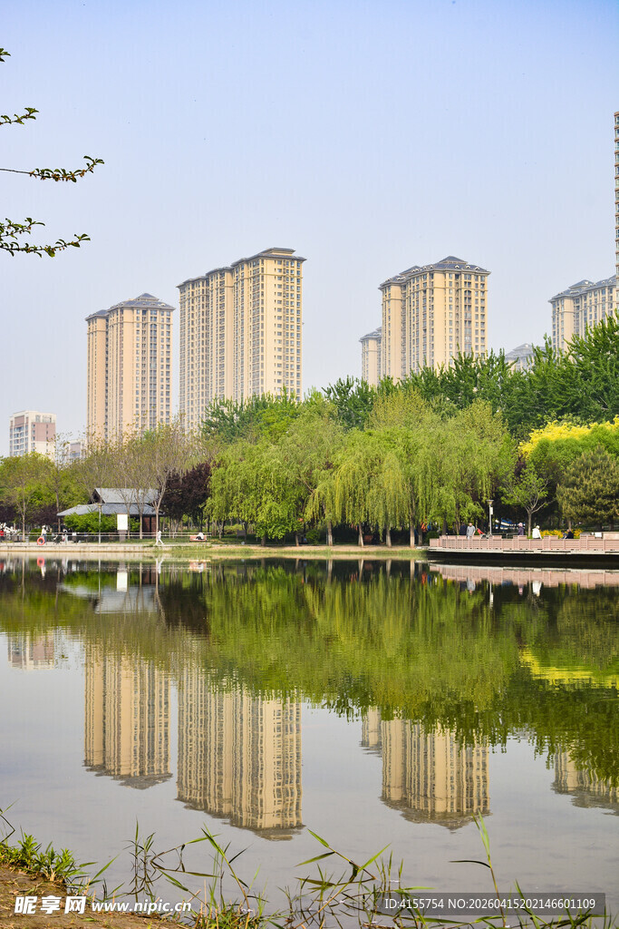 湖畔高楼倒影风景如画