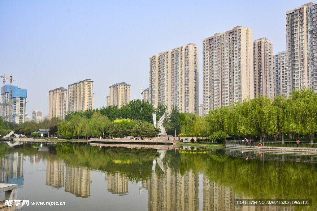 湖畔高楼与绿树相映成趣