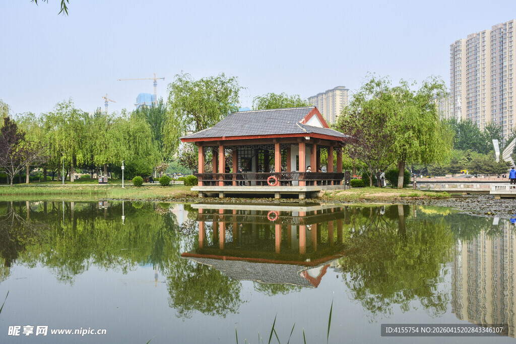 湖畔凉亭伴绿树倒影