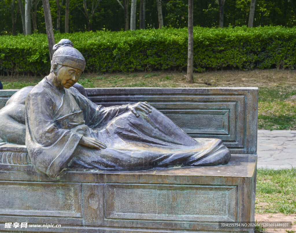 古代人物躺卧休憩雕像