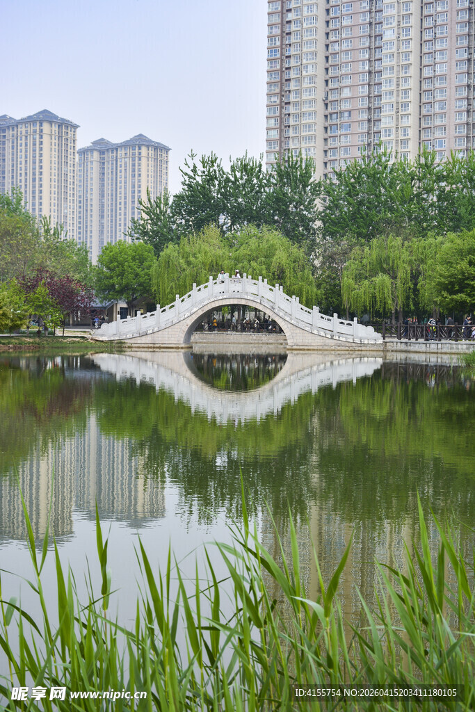 湖畔拱桥映景城市风光