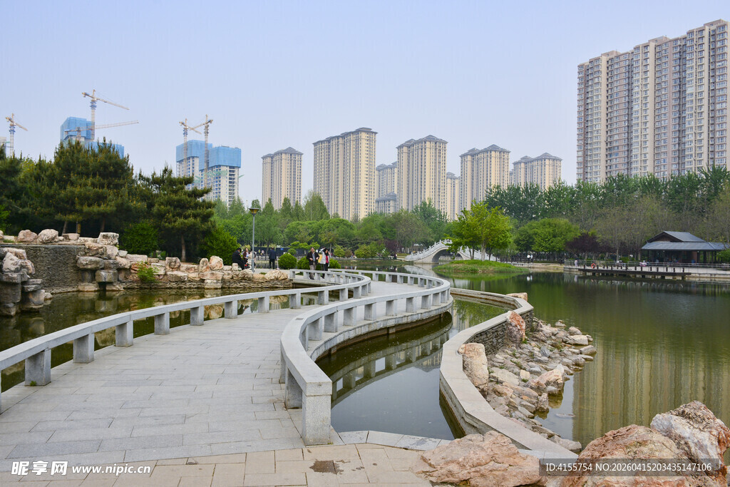 湖畔蜿蜒步道与城市景致