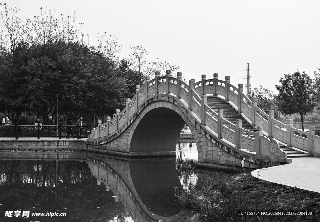 中式拱桥映于平静水面