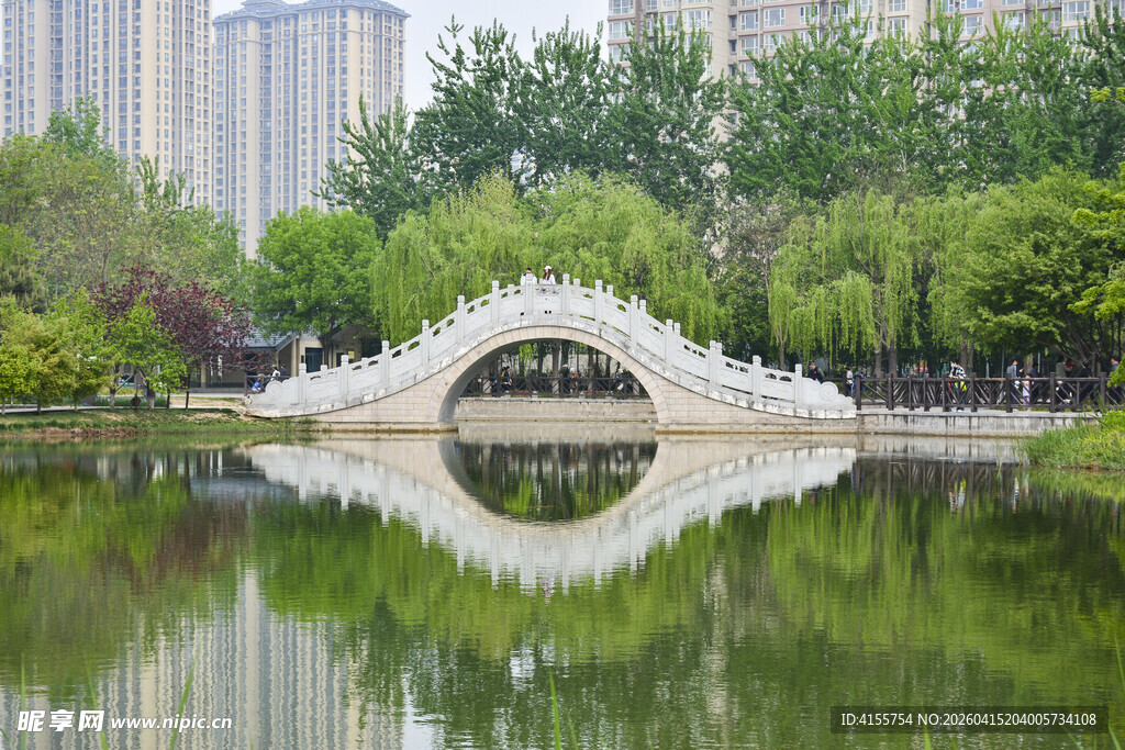 湖畔石拱桥倒影美景