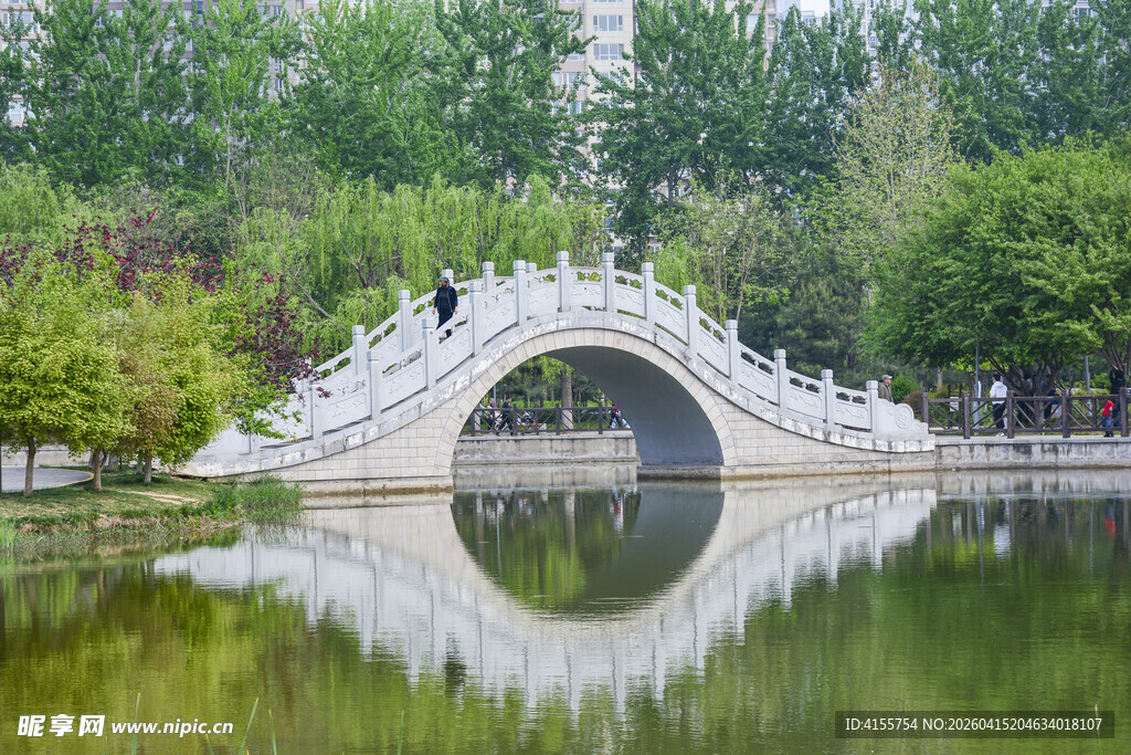 湖上石拱桥的静谧景致