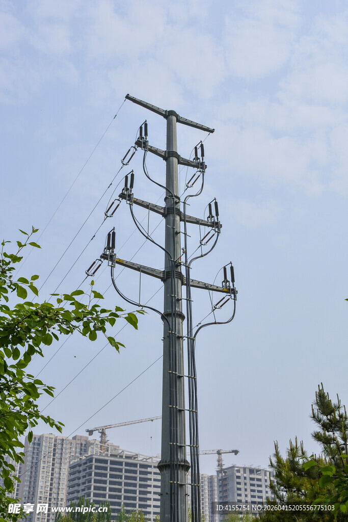 城市中的高压输电塔