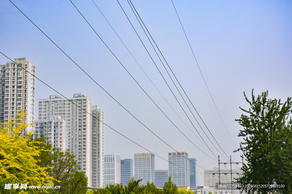 城市天际线与空中线缆