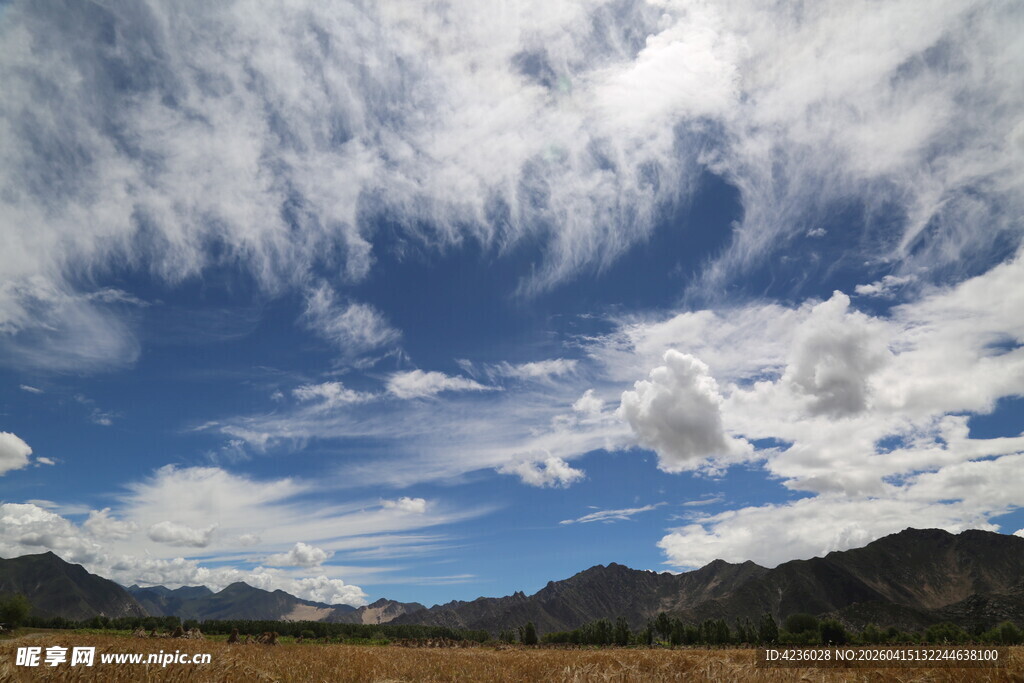 蓝天白云下的壮丽山景