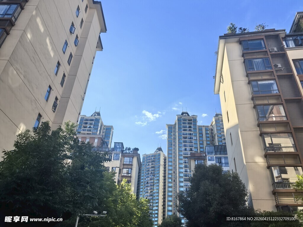 城市高楼间的绿树蓝天