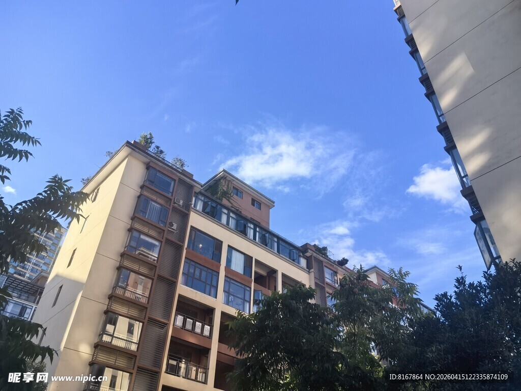 多层住宅与蓝天绿树景观