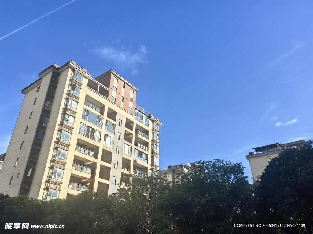 高层住宅在蓝天绿树间