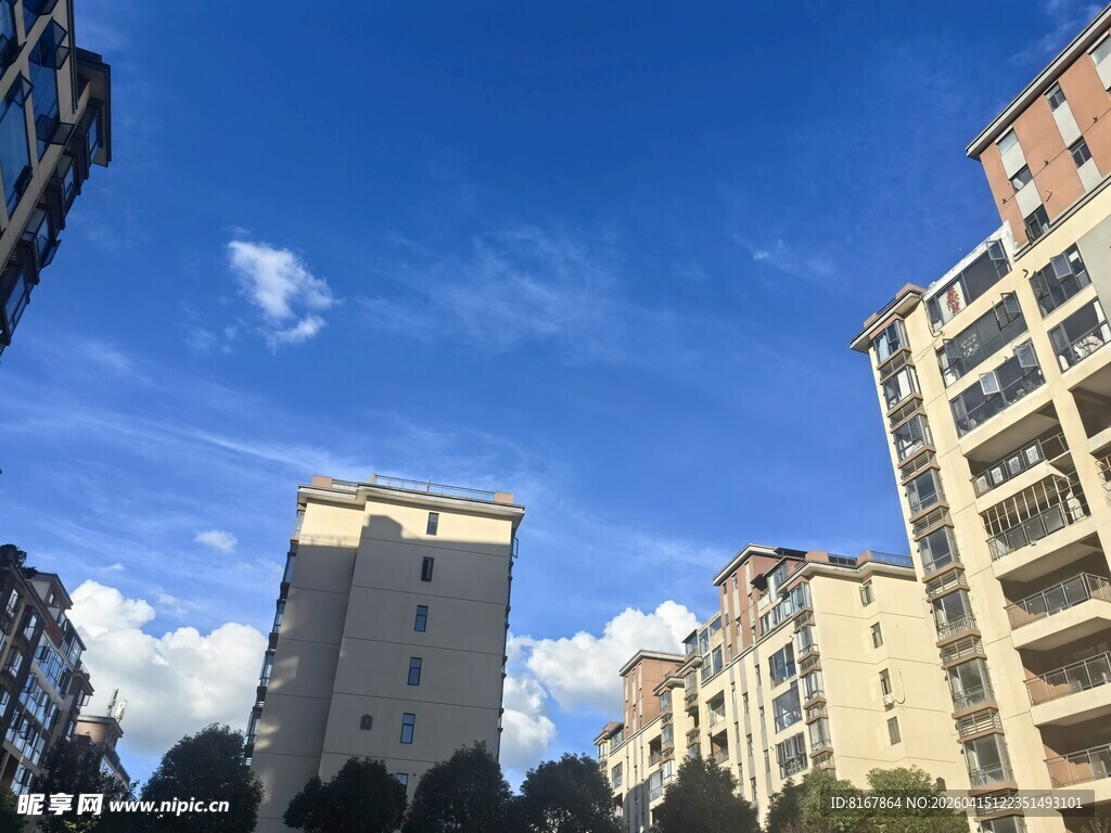 城市高楼与蓝天景观