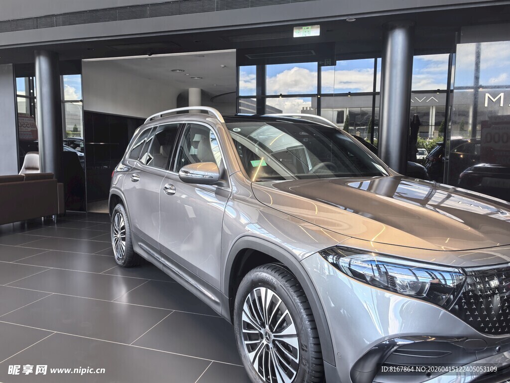 展厅内的银色SUV汽车