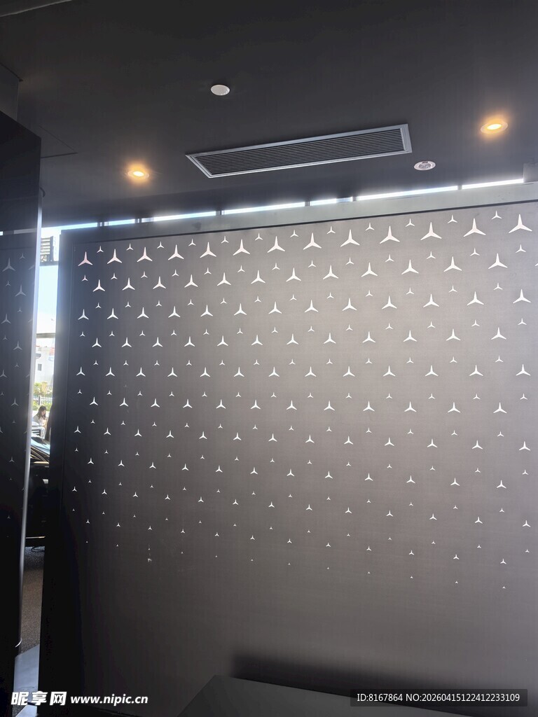 简约带点装饰的灰色墙面