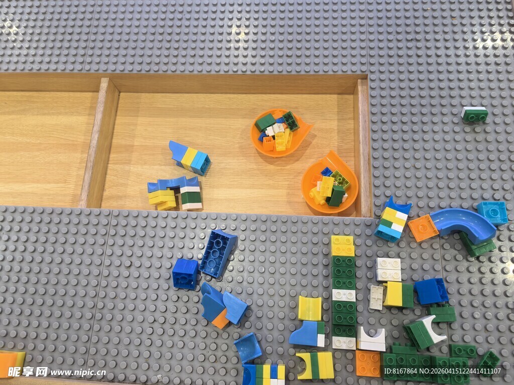 散落的多彩积木玩具场景