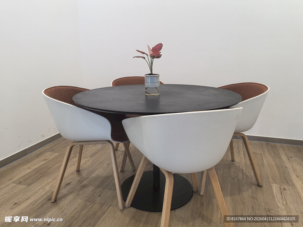 简约现代风格圆桌与座椅