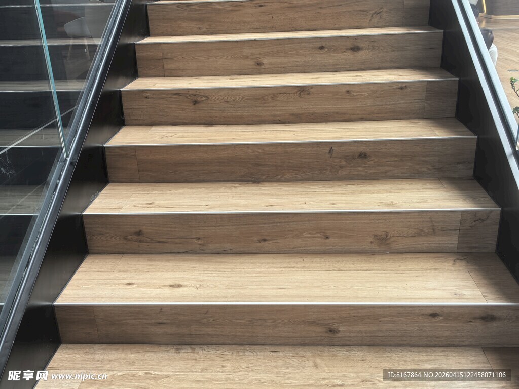 木质楼梯的简约风格设计