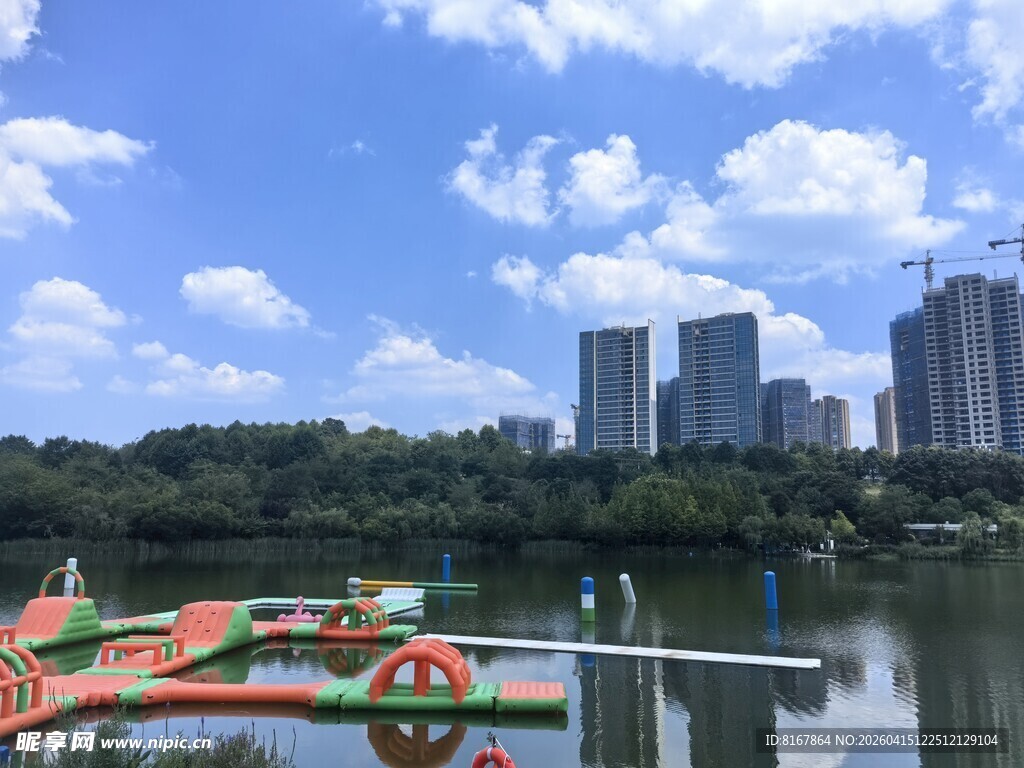 湖畔城市风光秀丽景色