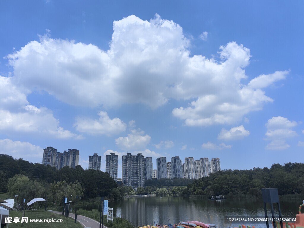 湖畔高楼与蓝天白云美景