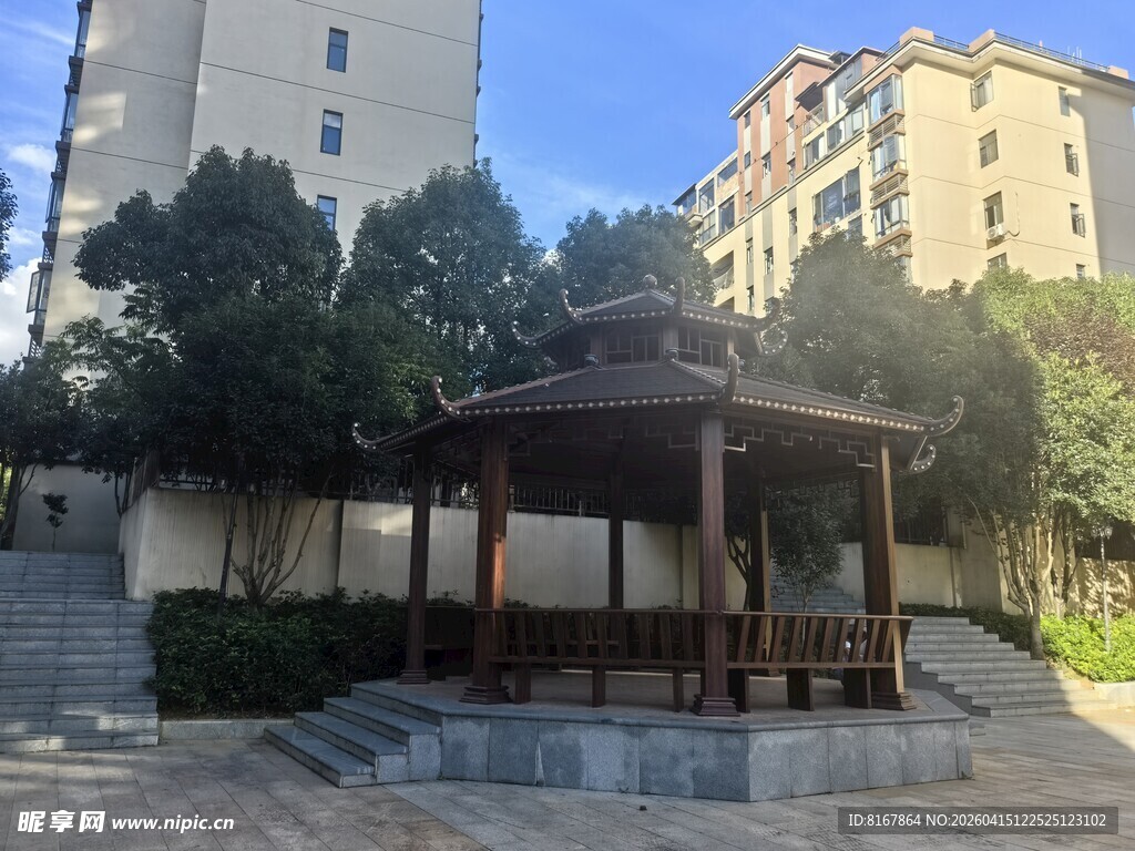 小区中的木质凉亭景观