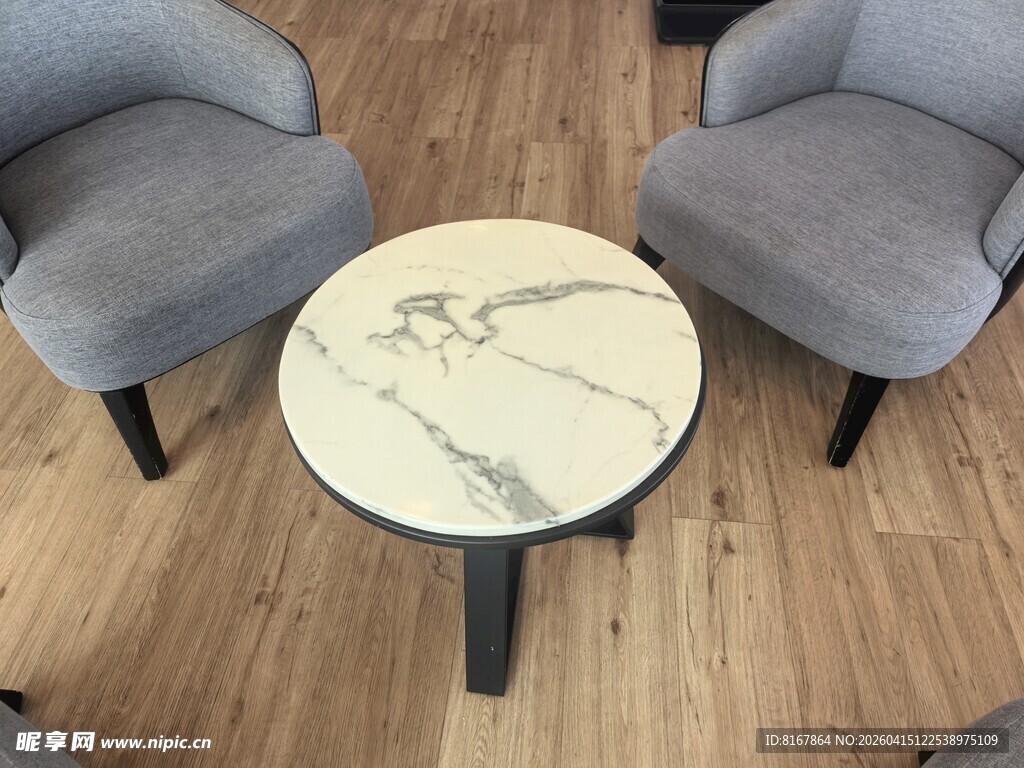 简约沙发与大理石圆桌组合