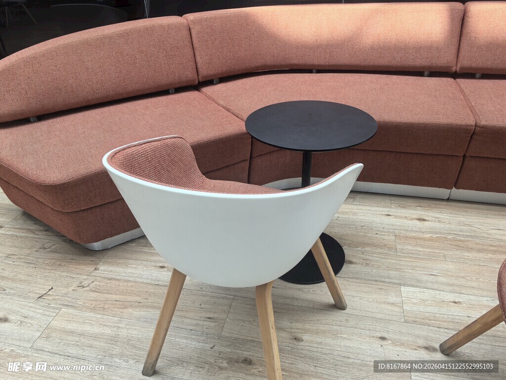 现代简约风沙发桌椅组合