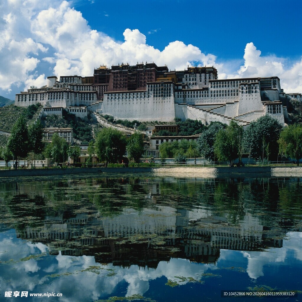布达拉宫倒影美景