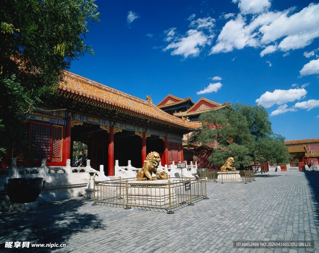 故宫古建筑前的开阔场景
