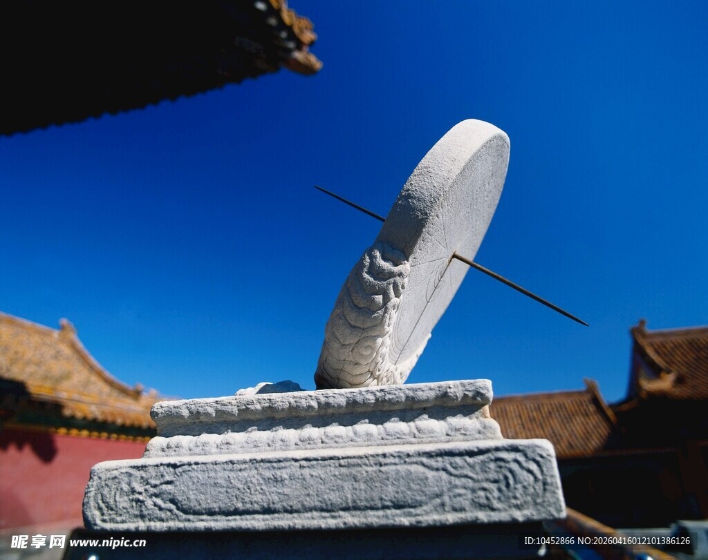 古代建筑旁的精美石雕