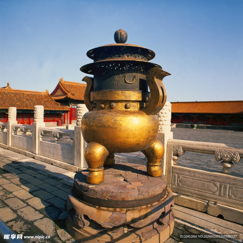 故宫前的精美青铜大香炉