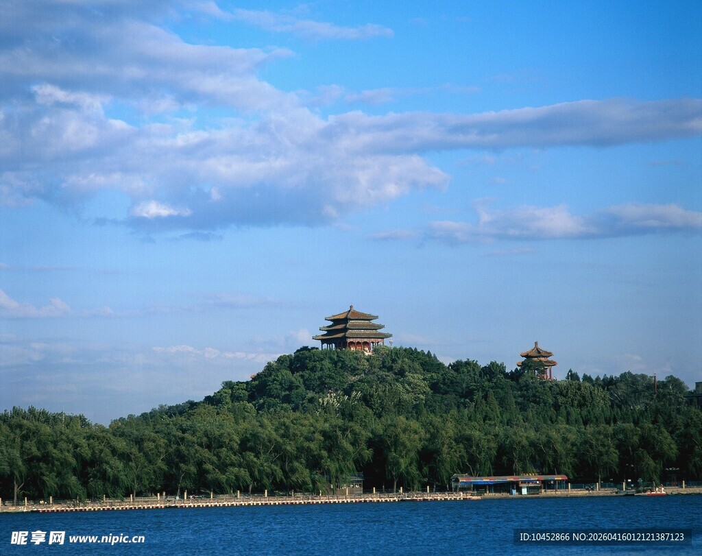 湖畔青山上的古典建筑