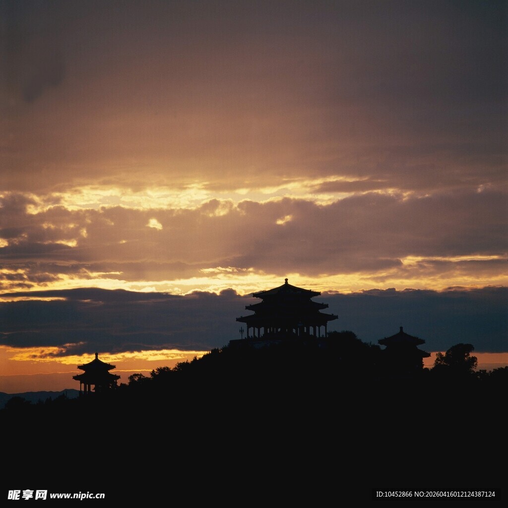 夕阳下的古建筑剪影