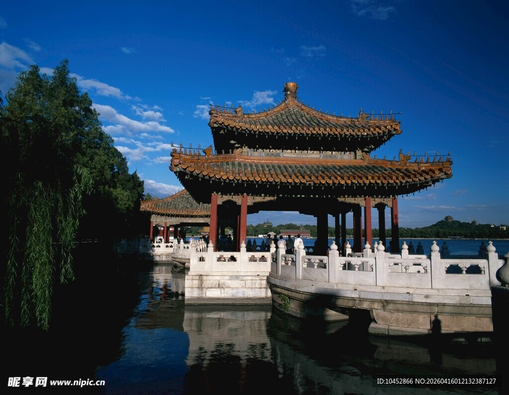 湖畔古亭美景