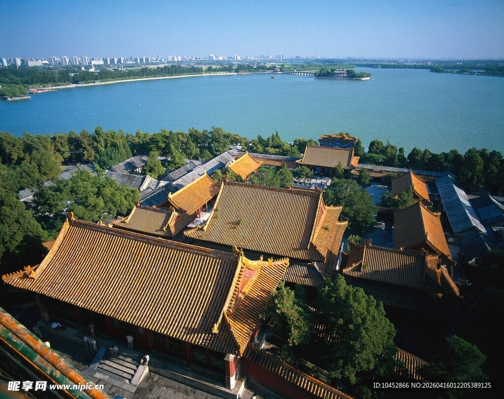 俯瞰湖畔古建筑群