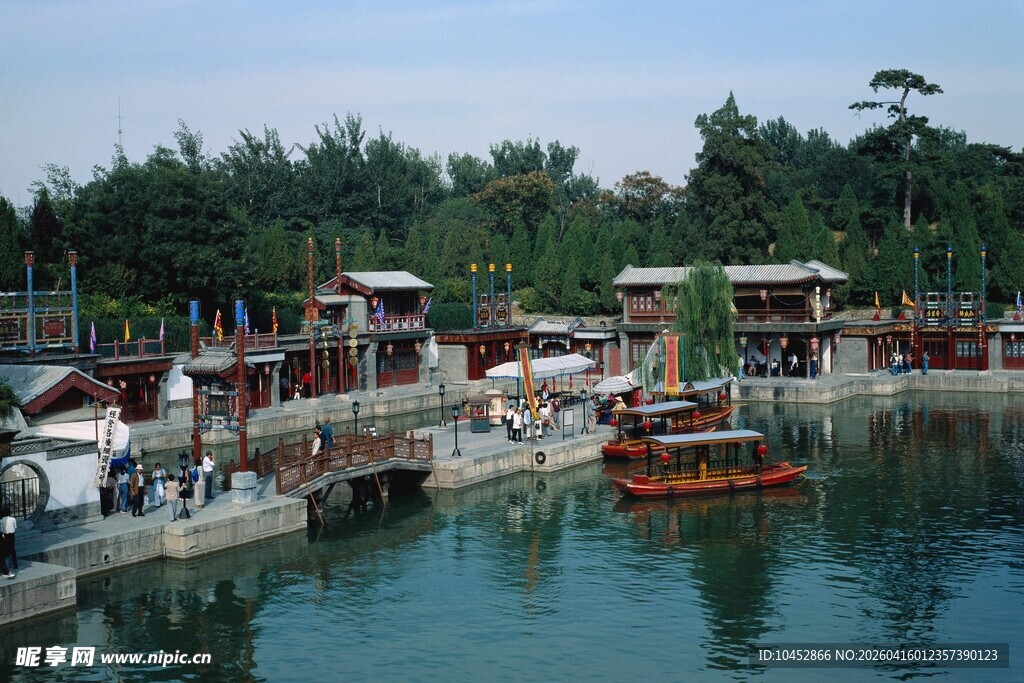 湖畔古雅船只停靠景致