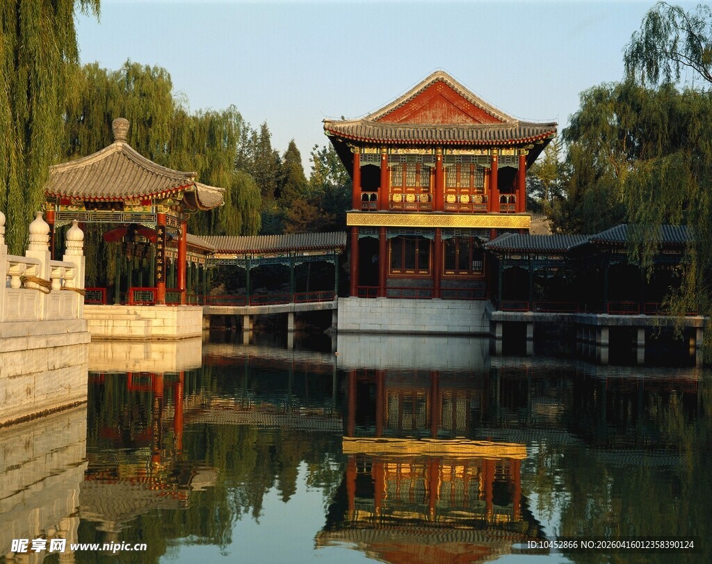 中式古典建筑倒映于湖面