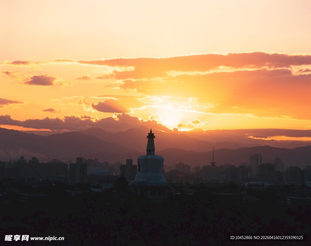 夕阳下的城市建筑剪影