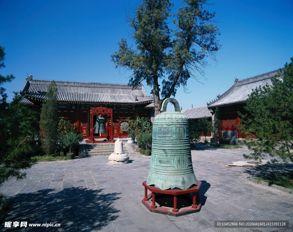 古庭院中的巨型铜钟