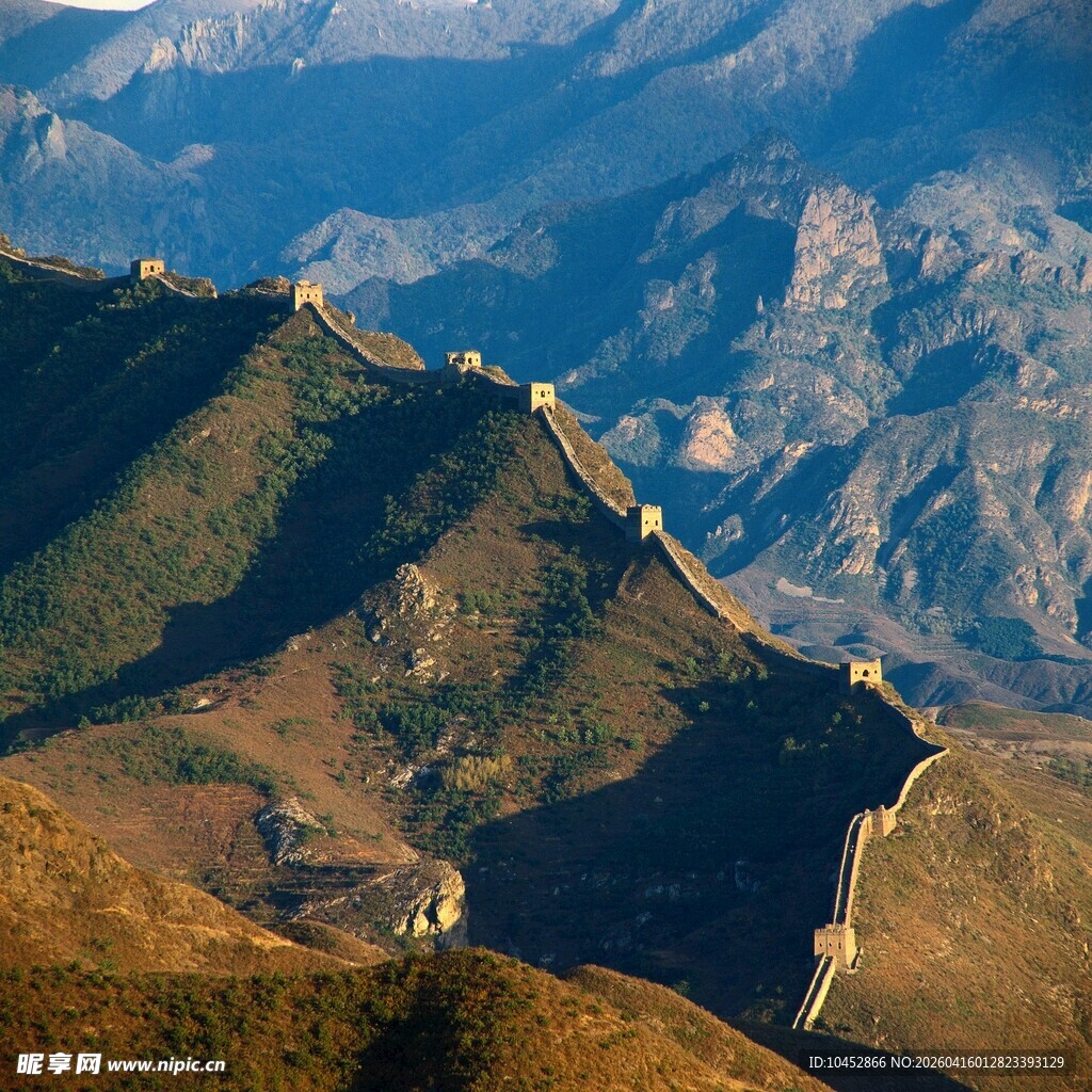 壮丽长城蜿蜒于山峦间