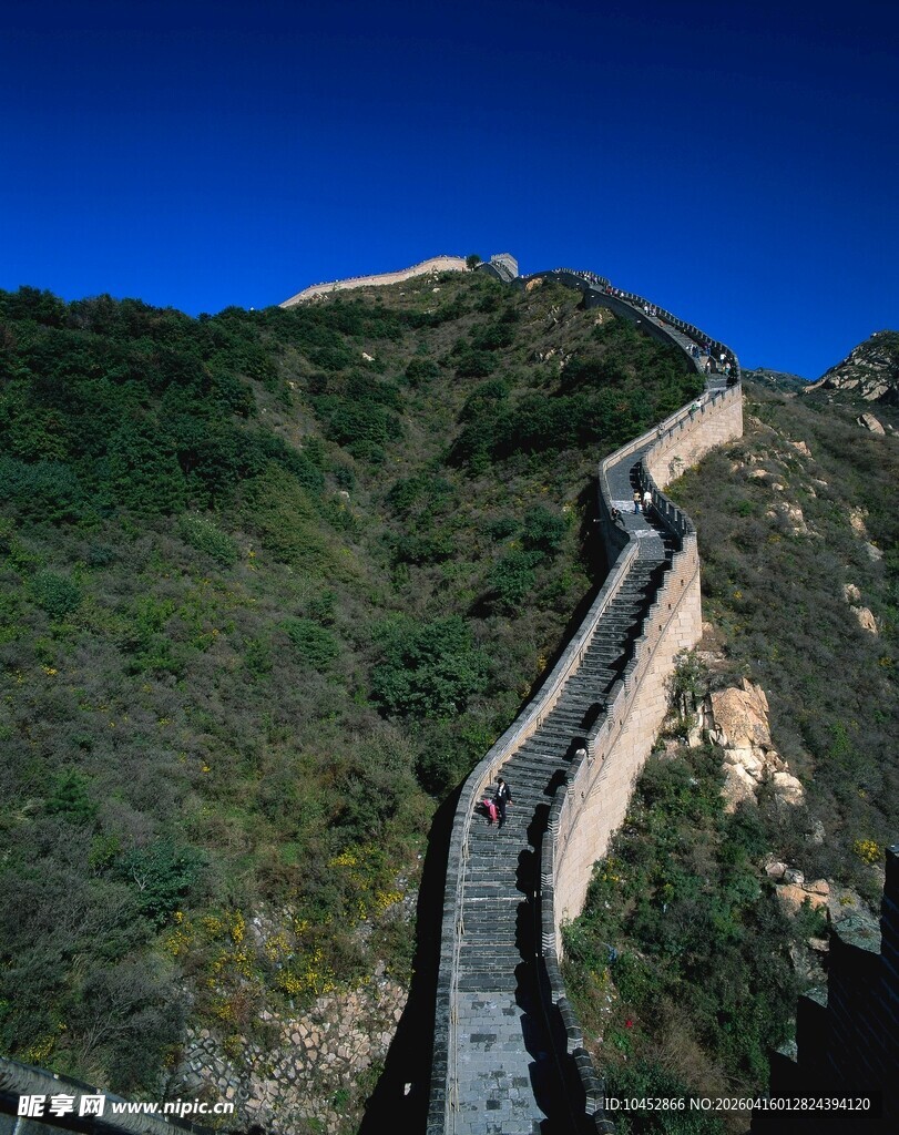 蜿蜒长城盘踞青山之巅