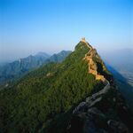 壮丽长城盘踞青山之巅
